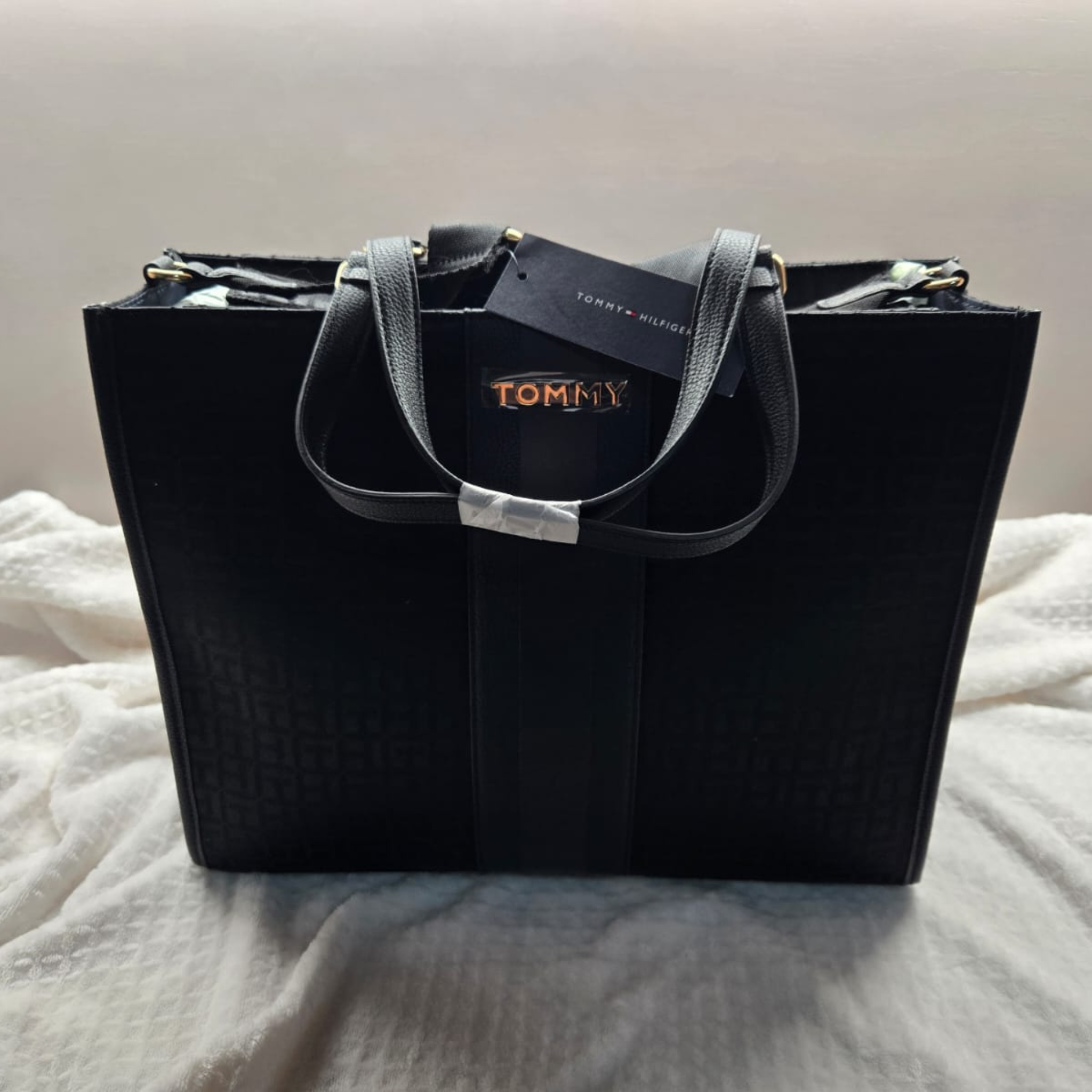 BOLSA TOMMY  HILFIGER COLOR NEGRA